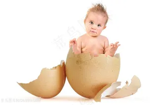 在蛋壳里的可爱婴儿高清图片