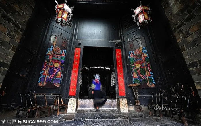 老房子门口特写-准备进入堂屋的妇人