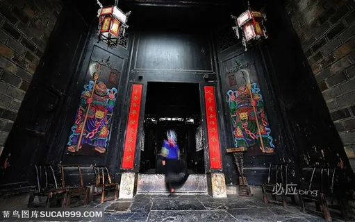 老房子门口特写-准备进入堂屋的妇人 老房子门口特写-准备进入堂屋的妇人