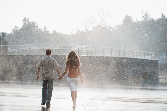 情侣雨中漫步图片