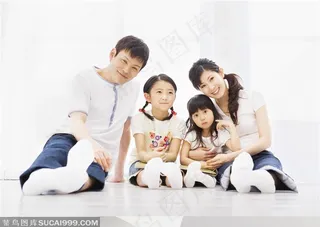 幸福的一家-坐在地上的一家四