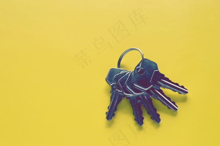 一串钥匙黄色背景图片