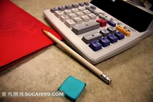 办公桌面上文具计算器和铅笔近景摄影图片