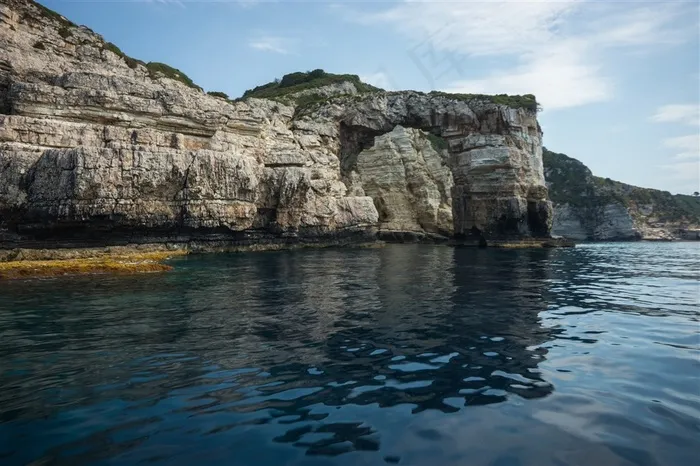 大海和高高的岩石