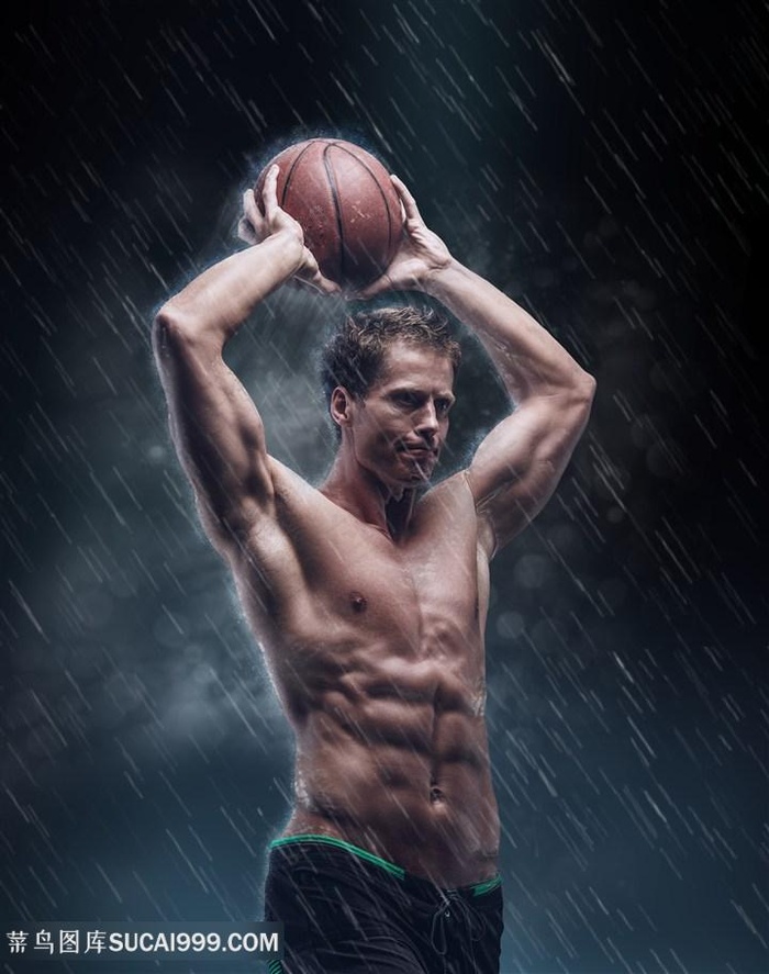 风雨中打篮球的肌肉男高清图