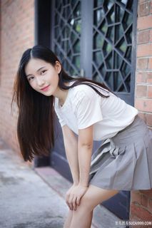 穿着超短裙的国内美女卡柔写真图片