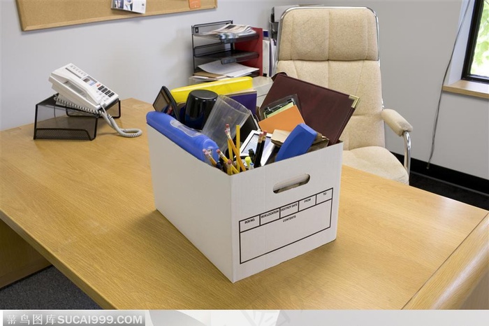商业举止-办公桌的纸盒子里有收拾好了的办公文具