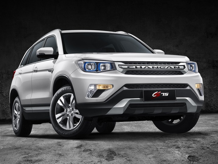 白色的长安CS75静态展示