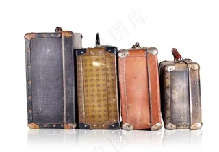 整齐摆放在一起的四个皮箱