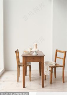 室内的桌椅与餐具