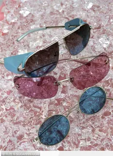 时尚用品-地板上的墨镜