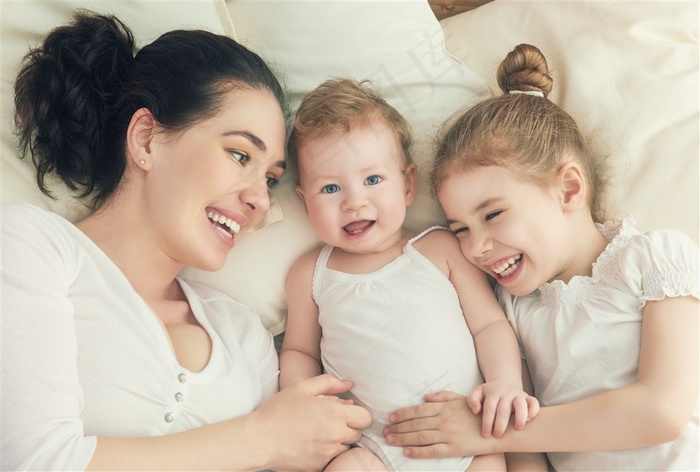 微笑躺床上的母女