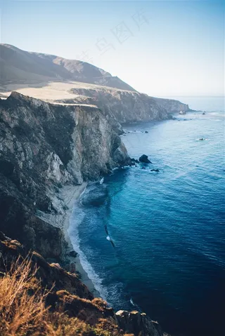 海湾下荡漾的湛蓝海水