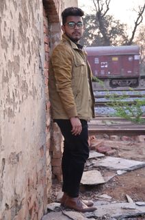 微胖近视帅哥图片