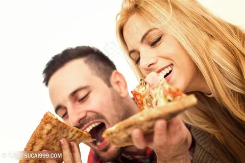 正在吃披萨的情侣高清图片