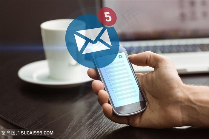 用手机发邮件的商务人士高清图