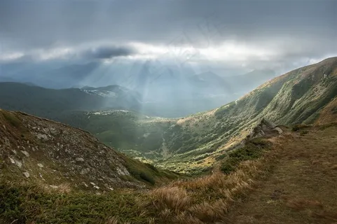 山顶透过云层的阳光 山顶透过云层的阳光