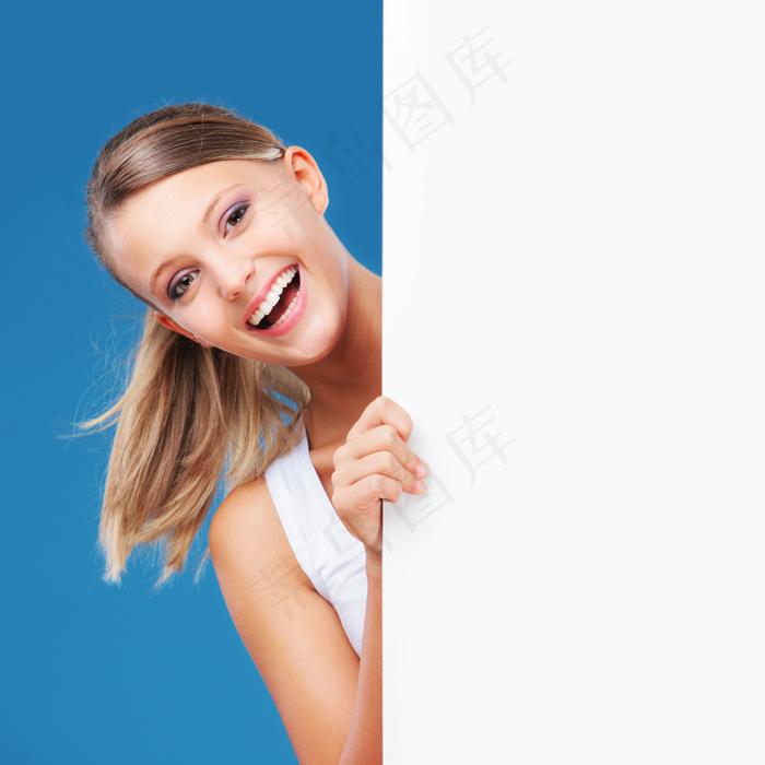 躲在空白板后面的少女图片