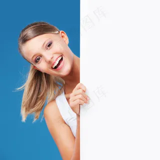 躲在空白板后面的少女图片 躲在空白板后面的少女图片
