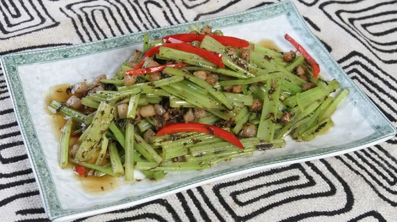 榄菜香芹炒肉粒15元