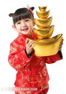 小女孩过年抱金元宝高清素材