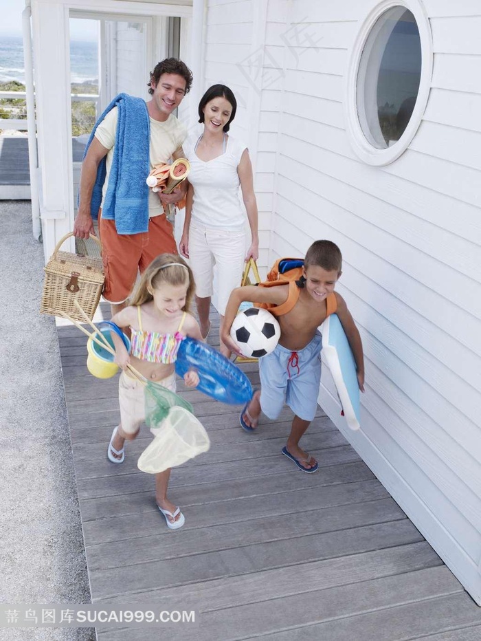 要去冲浪的一家人