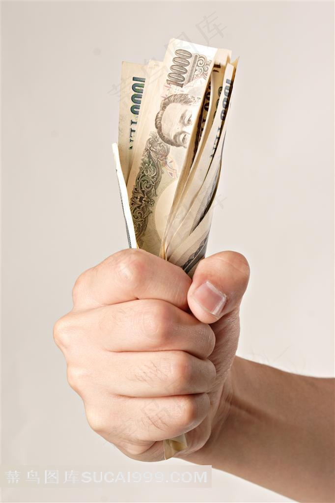 手紧紧握着纸币