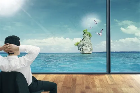 坐在房间里看大海的男士高清图片