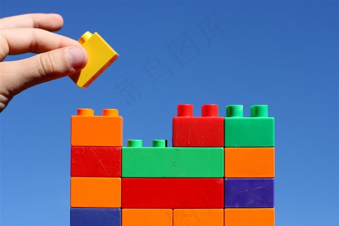 拿着积木的手
