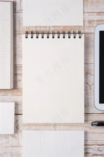 桌上的各种本子