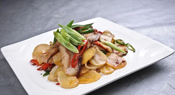  土豆干炒腊肉 
