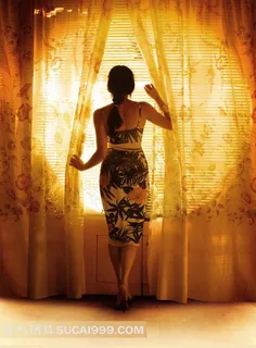 正在拉黄色窗帘的女人电影焦糖海报 正在拉黄色窗帘的女人电影焦糖海报