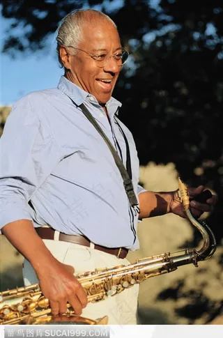 吹萨克斯的男人