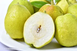 新鲜的切开的梨