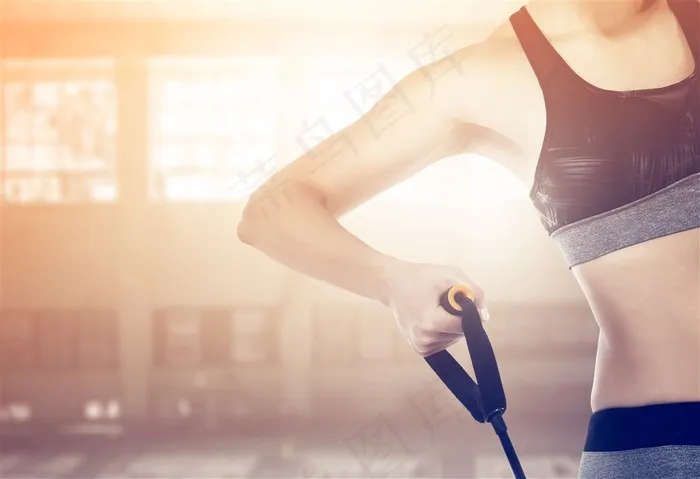 用力拉弹力带健身的美女高清图片