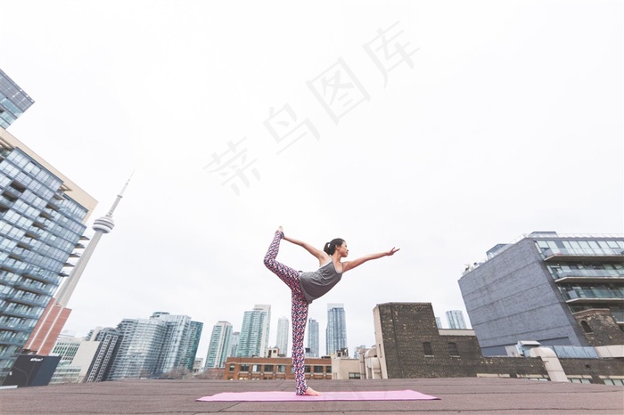 一套瑜伽动作摄影大图