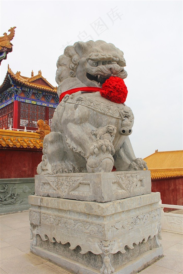 石狮子配红花摄影图片