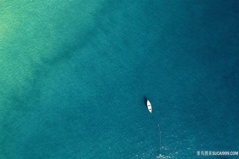 渺小的船舶大海上图片