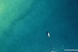 渺小的船舶大海上图片