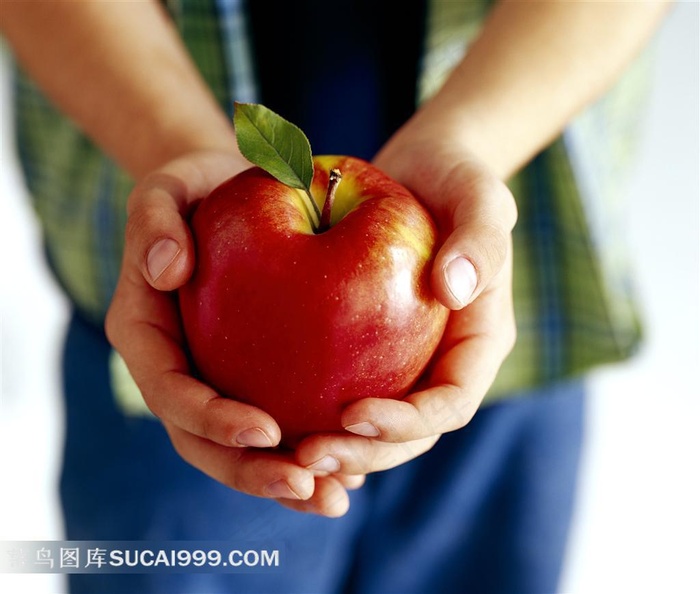 双手捧着苹果动作特写