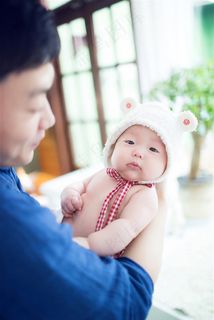 被爸爸抱起的可爱婴儿