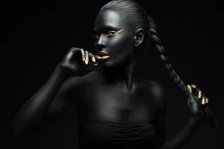 手摸着头发的模特