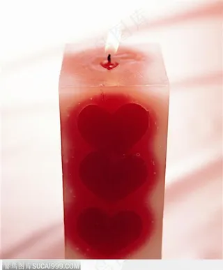 刻有三心的正方形蜡烛