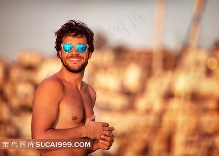 戴着太阳镜的赤膊帅哥图片