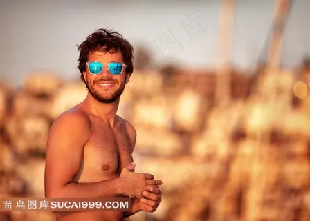 戴着太阳镜的赤膊帅哥图片