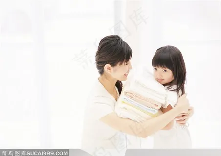 幸福的一家-妈妈搂着做家务的小女孩 幸福的一家-妈妈搂着做家务的小女孩