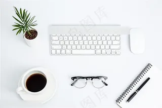 创意学习办公桌面眼镜绿色植物摆拍