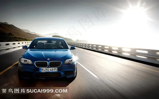 公路奔驰的私家车摄影素材