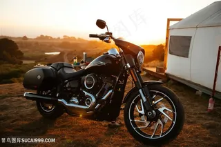 日出夕阳下的摩托机车