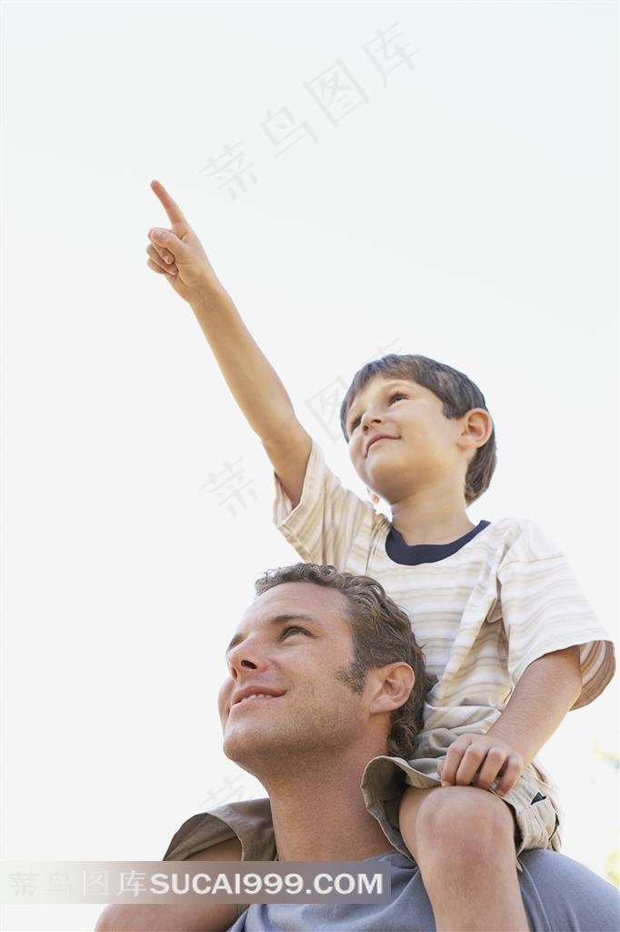 幸福家庭 儿子坐着夫妻的肩上